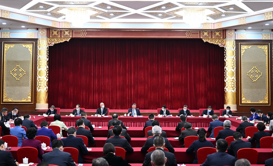 3月6日,中共中央总书记、国家主席、中央军委主席习近平看望参加全国政协十四届一次会议的民建、工商联界委员,并参加联组会,听取意见和建议。中共中央政治局常委、全国政协十四届一次会议主席团会议主持人王沪宁,中共中央政治局常委蔡奇、丁薛祥参加看望和讨论。